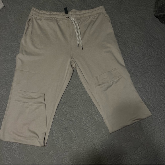 Vuori ecru performance joggers new without tags - Picture 4 of 4